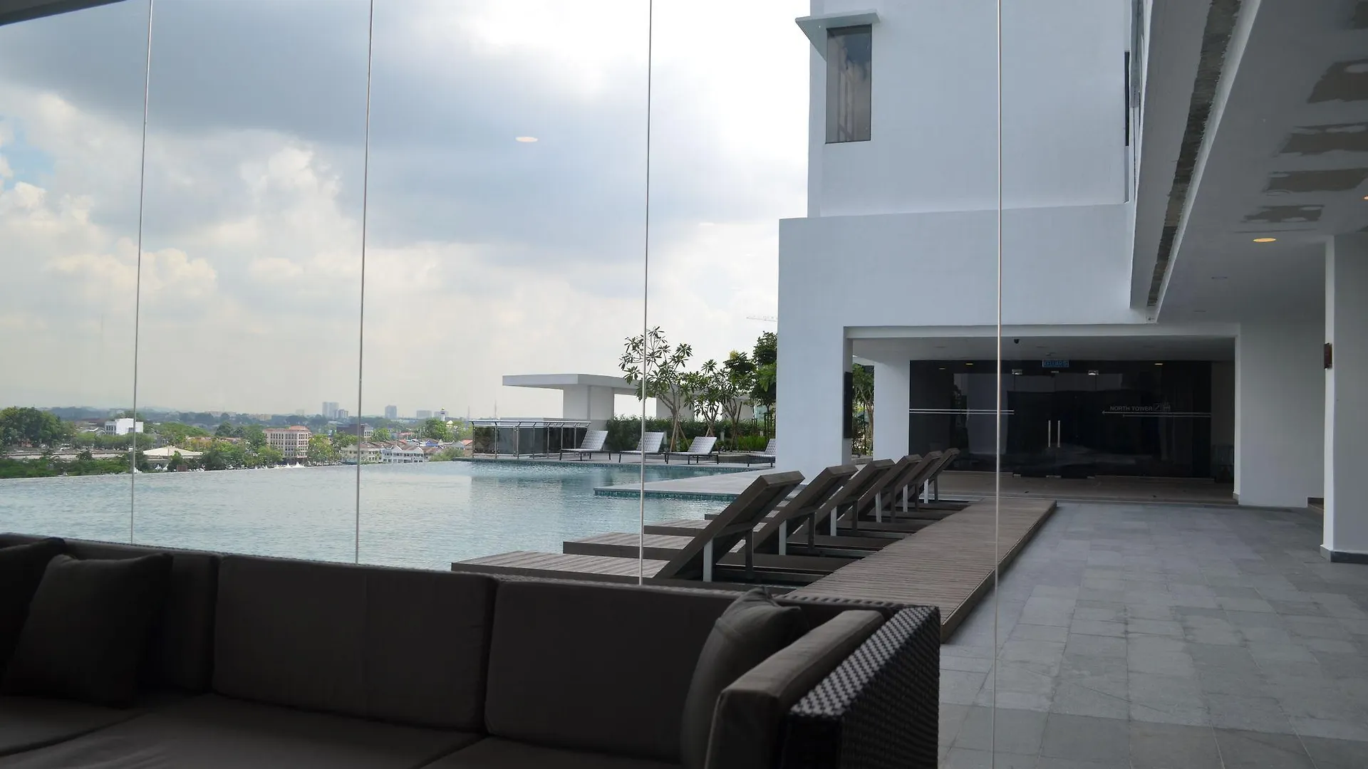 1 Tebrau Suites Johor Bahru 0*,  Malásia