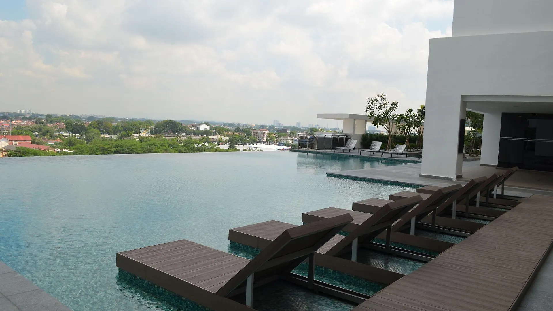 1 Tebrau Suites Johor Bahru 0*,  Malásia